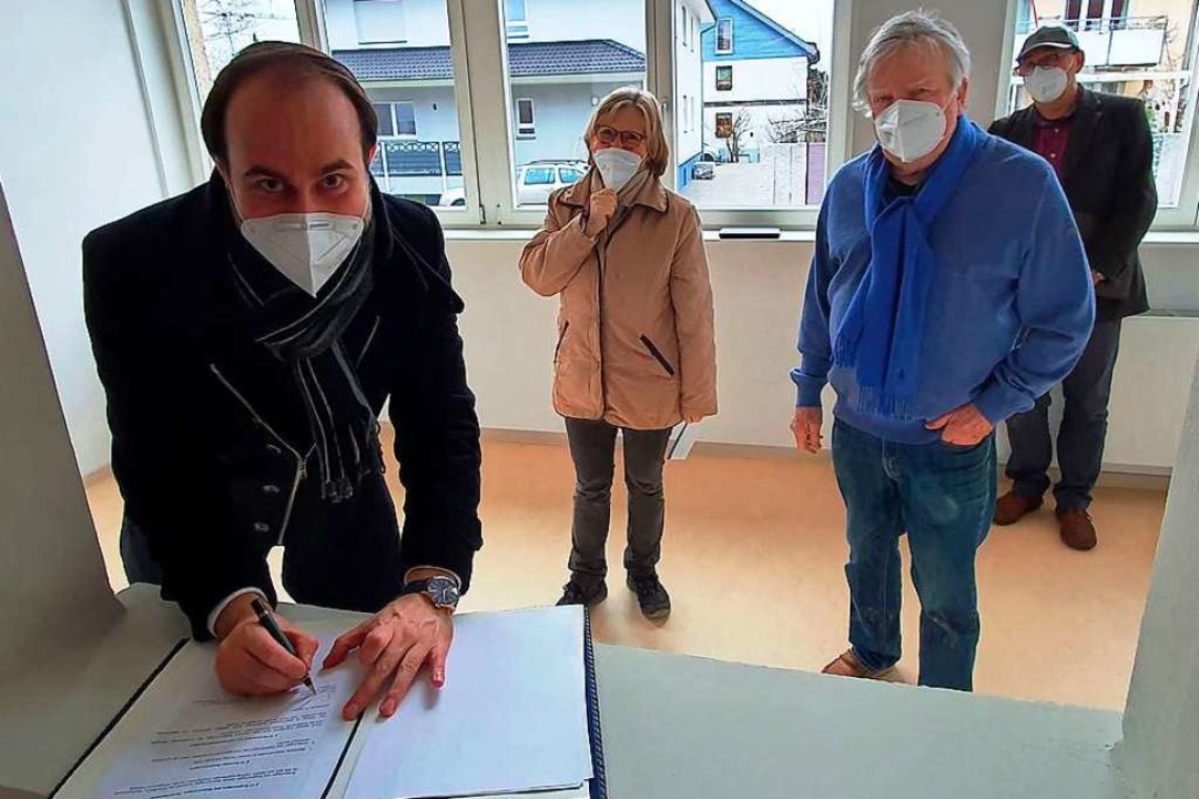 Bürgermeister Sebastian Kiss unterzeic...g Perach und Willi Sutter (von links).  | Foto: Julius Wilhelm Steckmeister