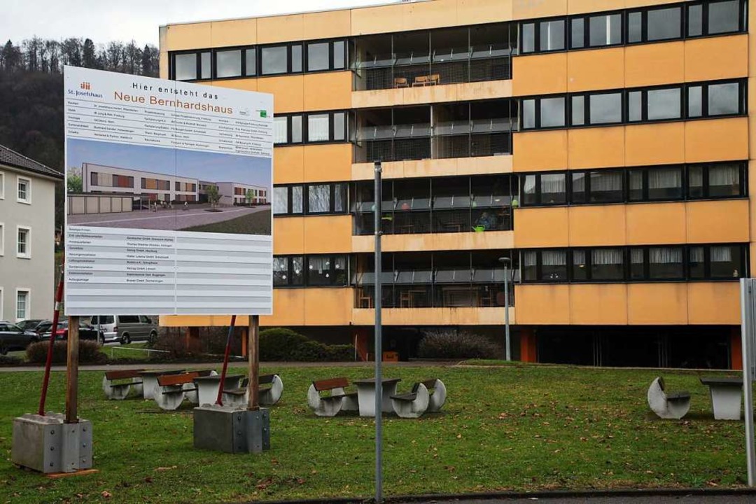Hinter dem Bauschild ist das alte Bern...nd, das nach Leerzug abgerissen wird.   | Foto: Andreas Grff