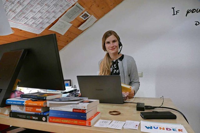 Sonja Eisele an ihrem Schreibtisch, um...you can dream it you can do it&#8220;.  | Foto: Dora Schls