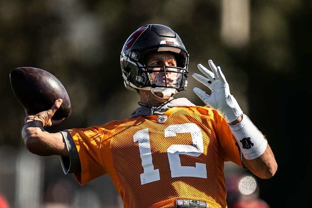 Tom Brady, Quarterback der Tampa Bay Buccaneers, in Aktion beim NFL Training.  | Foto: Kyle Zedaker (dpa)