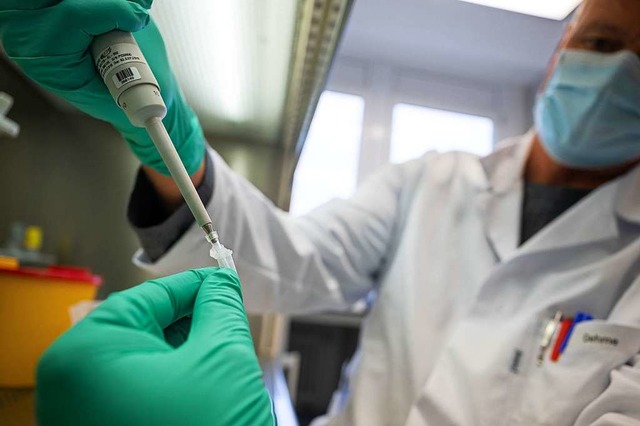 Ein Forscher zeigt im Landesgesundheit...onen des Coronavirus vorbereitet wird.  | Foto: Sebastian Gollnow (dpa)