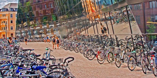 Fahrrder an der Freiburger Universittsbibliothek.  | Foto: Hans-Jrgen Speck