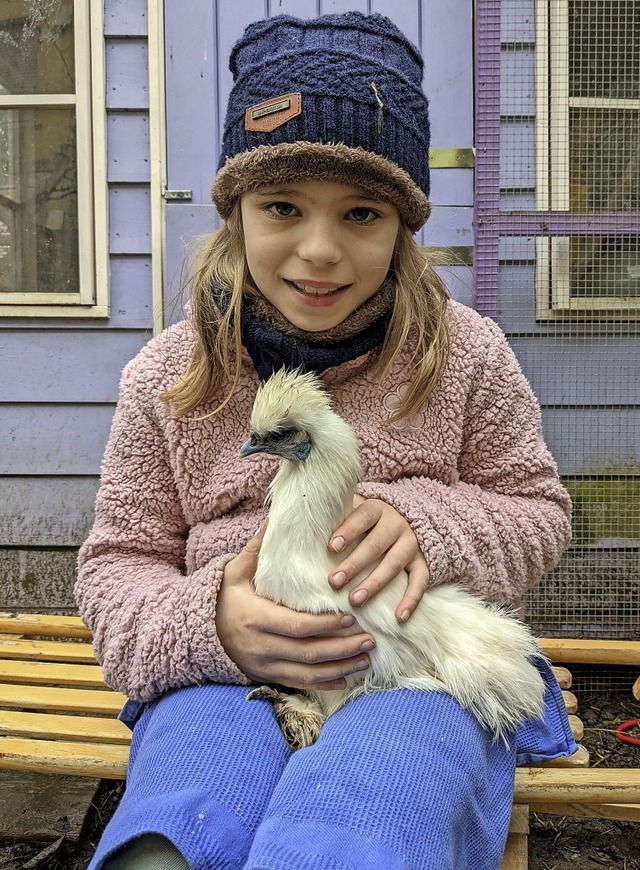 Linn Thiele mit ihrem kuscheligen Huhn Wuschelchen   | Foto: privat