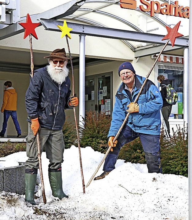 Jürgen Bücklers (li.) und Fridolin Gatti sammeln die Sterne im Ort ein.  | Foto: Dorothée Kuhlmann