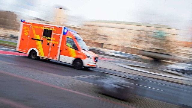 Verletzt hatte sich ein Mann in Denzli...Polizei in medizinische Obhut gegeben.  | Foto: Julian Stratenschulte (dpa)