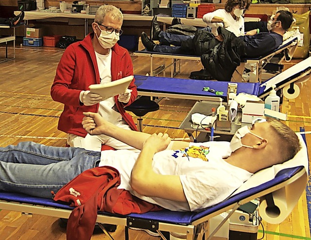 Gut eingespielt sind die Ablufe bei d...gungen, hier in der Eichstetter Halle.  | Foto: Horst David