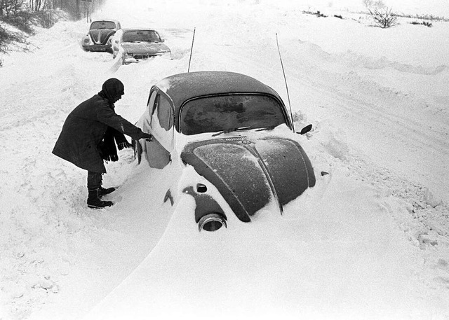 Ein Autofahrer steht neben seinem am S...l es hnliche Wetterbedingungen geben.  | Foto: Werner Schilling (dpa)