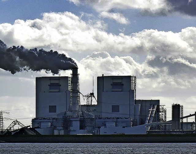 Das Streitobjekt: Kohlekraftwerk Eemshaven  | Foto: Holger Hollemann