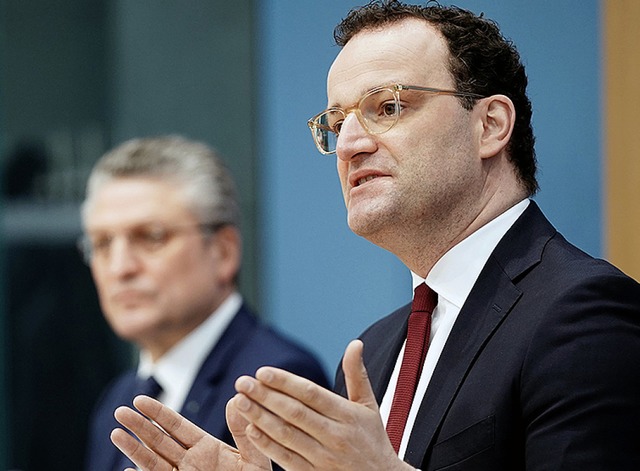 Erluterten am Freitag die Lage: Jens Spahn (rechts) und Lothar Wieler.  | Foto: Michael Kappeler (dpa)