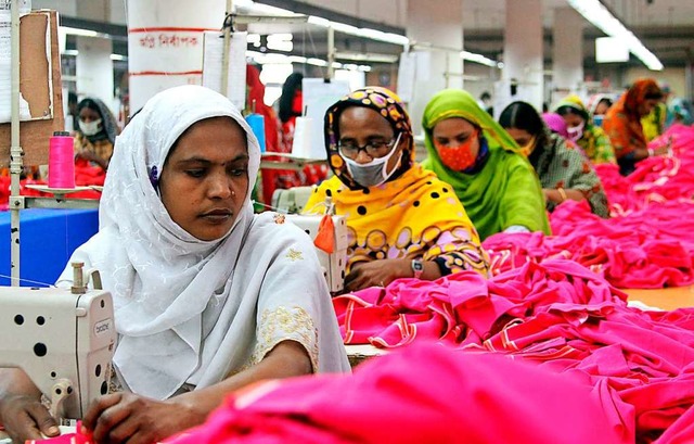 Arbeiterinnen in einer Textilfabrik in Bangladesch.  | Foto: Doreen Fiedler