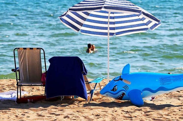 Entspannt am Strand? Die Urlaubsplanun...torno-Tarifen wird sie etwas leichter.  | Foto: Clara Margais (dpa)