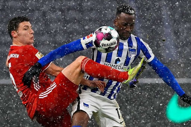 Dodi Lukebakio (r) von Hertha BSC in A...en Benjamin Pavard von Bayern Mnchen.  | Foto: John Macdougall (dpa)