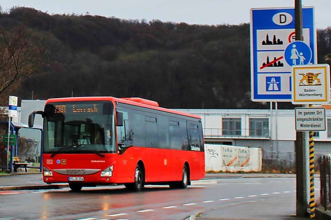 Ohne Umsteigen geht es mit dem Bus nac...fig genug, wie viele Bürger bemängeln.  | Foto: Rolf Reißmann