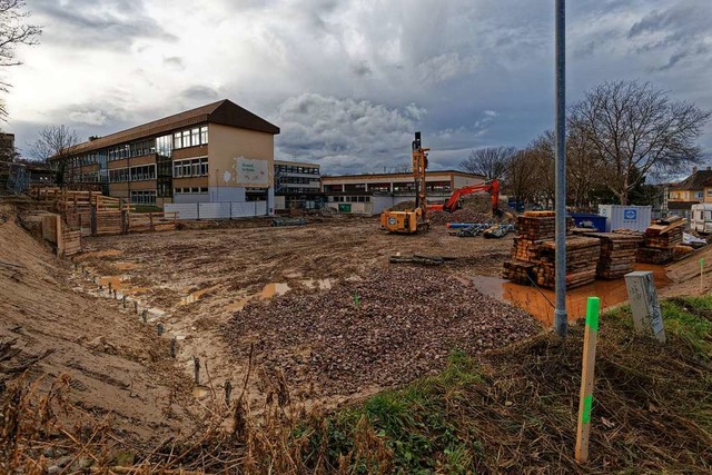 Die Erdarbeiten sind im Gange fr den ...et in der Baugrube fr Verzgerungen.   | Foto: Martin Wendel