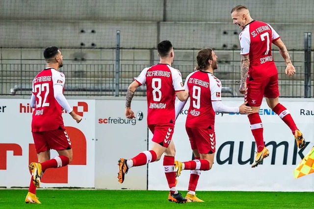 Schmid fliegt ber alle hinweg: Jonath...am 2:1-Sieg des SC Freiburg beteiligt.  | Foto: Tom Weller (dpa)