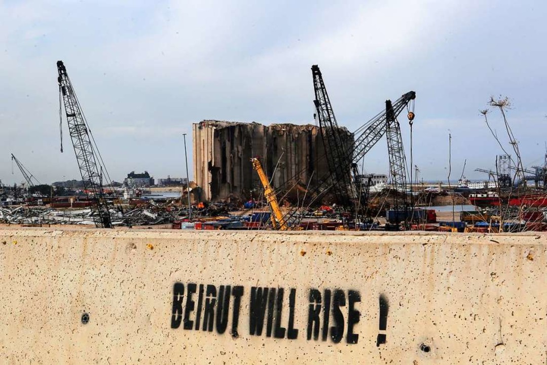 &#8222;Beirut will rise&#8220; steht a...uer vor dem zerstörten Beiruter Hafen.  | Foto: Marwan Naamani (dpa)