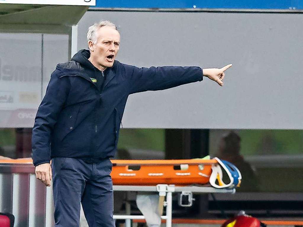 Klare Anweisung, wohin es gehen soll: Christian Streich dirigiert seine Spieler.