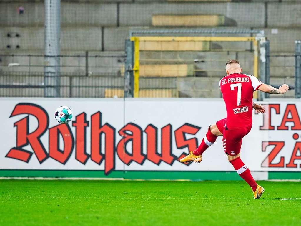 Nur wenige Minuten spter scheppert es erneut: Jonathan Schmid fasst sich ein Herz und zieht wuchtig ab; BVB-Torhter Hitz kann den Einschlag nicht verhindern. Binnen drei Minuten haben die Freiburger den Spielverlauf auf den Kopf gestellt.