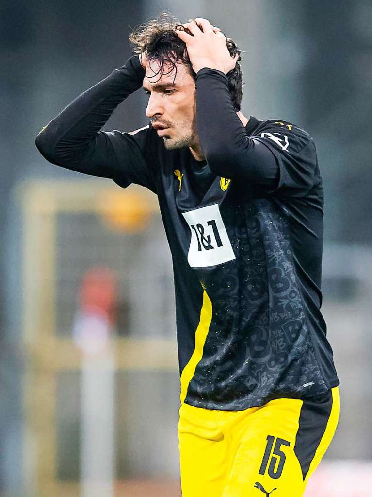 Haareraufen beim BVB: Mats Hummels mag es nicht glauben.