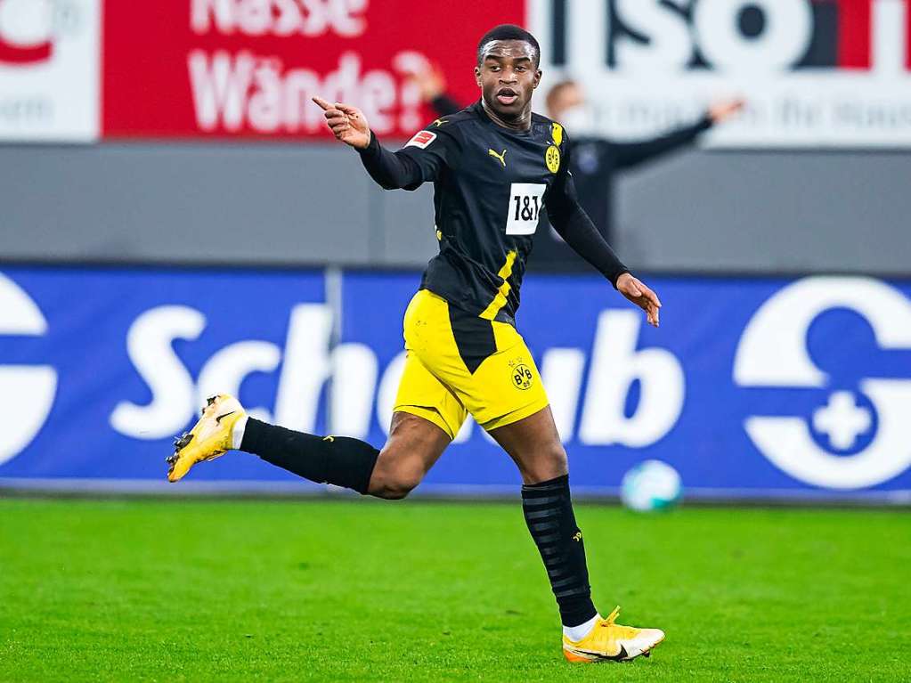 Jubel bei den Dortmundern: Youngster Youssoufa Moukoko erzielt den 2:1-Anschlusstreffer. Doch das Tor des 16-Jhrigen brachte dem BVB nur Ergebniskosmetik ein.