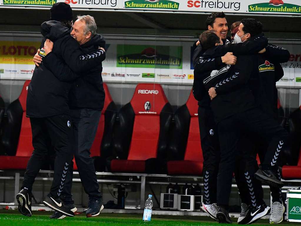 Jubel bei Christian Streich und dessen Trainerteam.