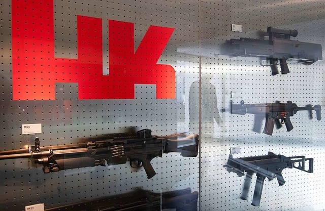 Das Logo des Waffenherstellers Heckler...sentationswand neben Waffen zu sehen.  | Foto: Marijan Murat (dpa)