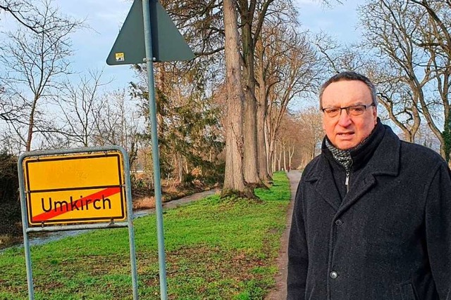 Walter Laub bei seinem Rundgang durch Umkirch  | Foto: Julius Wilhelm Steckmeister