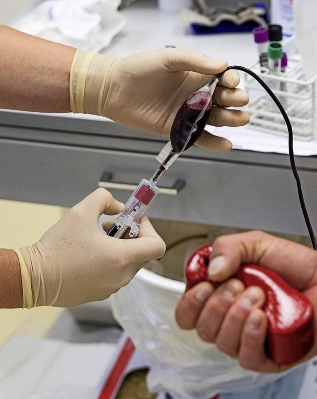 500 Milliliter Blut flieen beim Blutspenden aus der Vene in einen Beutel.  | Foto: Christian Charisius (dpa)