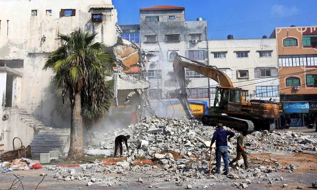 Ein im Krieg zerstrtes Gebude im Gaza-Streifen wird abgerissen.  | Foto: Ashraf Amra (dpa)