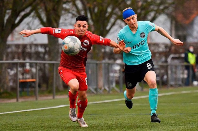 Der Bahlinger Manolo Rodas (links) im ... mit Maik Vetter von Kickers Offenbach  | Foto: Claus G. Stoll