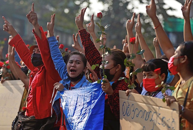Insbesondere junge Menschen protestier...yanmar gegen den Putsch der Militrs.   | Foto: Uncredited (dpa)