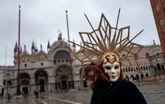 Venedig einmal anders &#8211; Karneval...ohne Zuschauer und nur frs Internet.   | Foto: MARCO BERTORELLO (AFP)