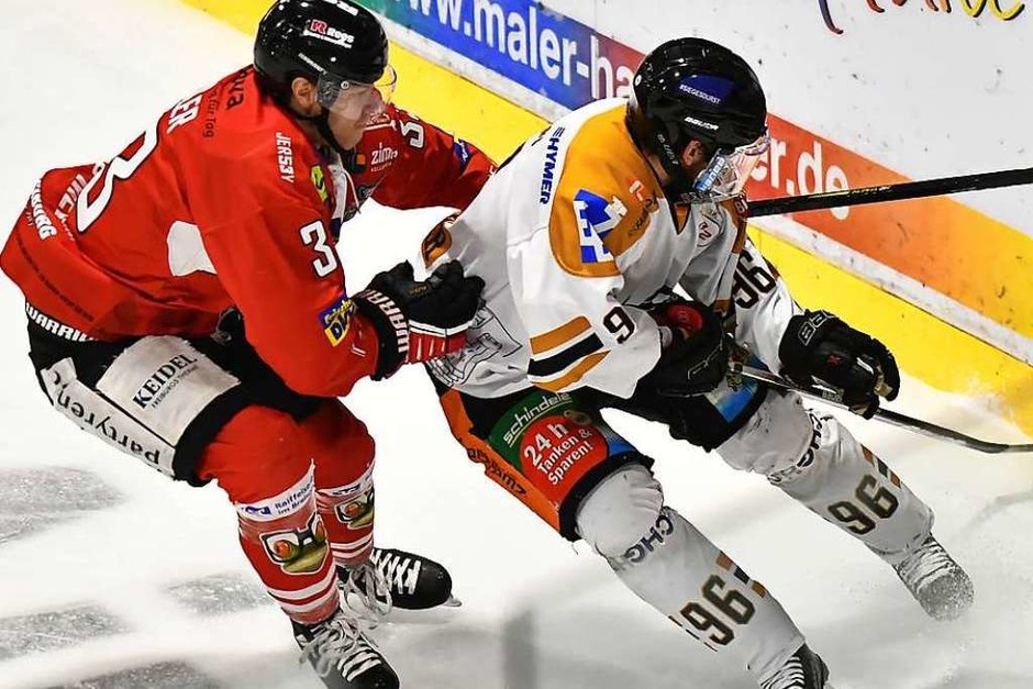 Heimsieg für die Wölfe: Der EHC Freiburg gewinnt in der Echte-Helden-Arena gegen die Oberschwaben aus Ravensburg mit 3:2. Am Ende entscheidet das Penaltyschießen. (Foto: Achim Keller) Heimsieg für die Wölfe: Der EHC Freiburg gewinnt in der Echte-Helden-Arena gegen die Oberschwaben aus Ravensburg mit 3:2. Am Ende entscheidet das Penaltyschießen. (Foto: Achim Keller)