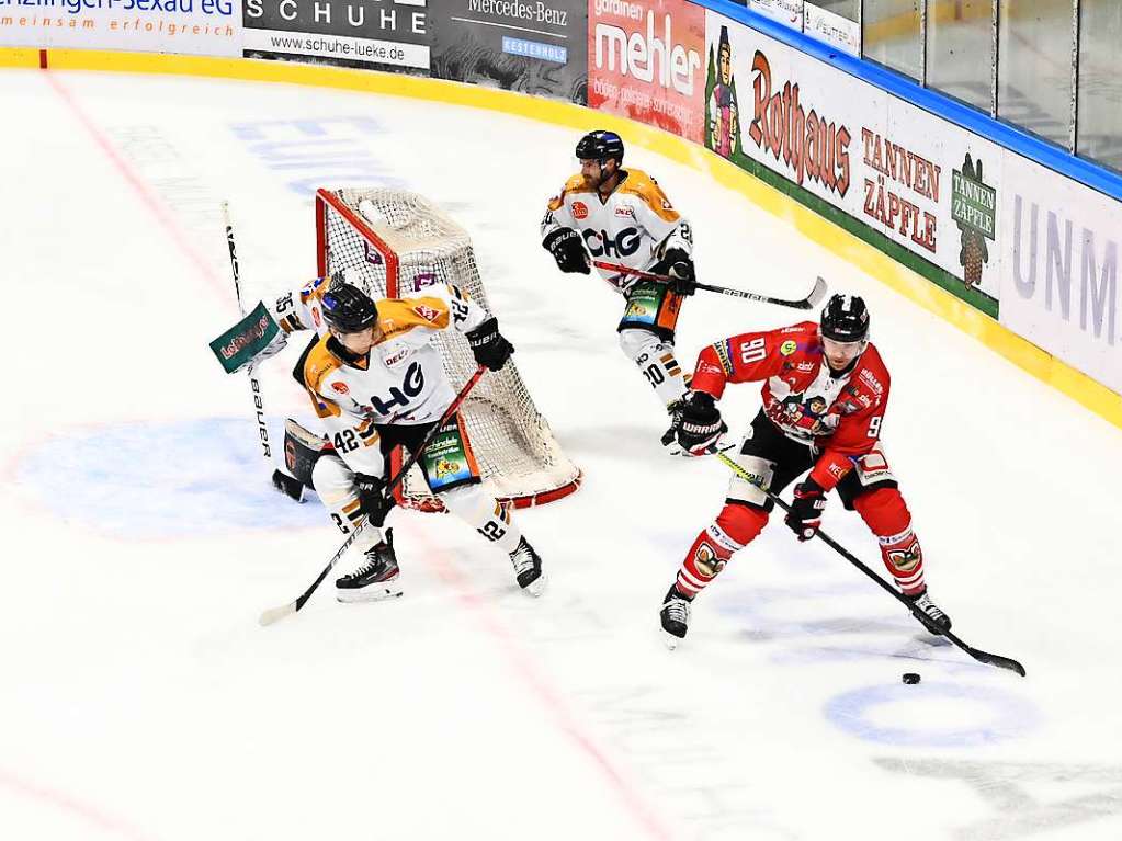 Heimsieg fr die Wlfe: Der EHC Freiburg gewinnt in der Echte-Helden-Arena gegen die Oberschwaben aus Ravensburg mit 3:2. Am Ende entscheidet das Penaltyschieen.