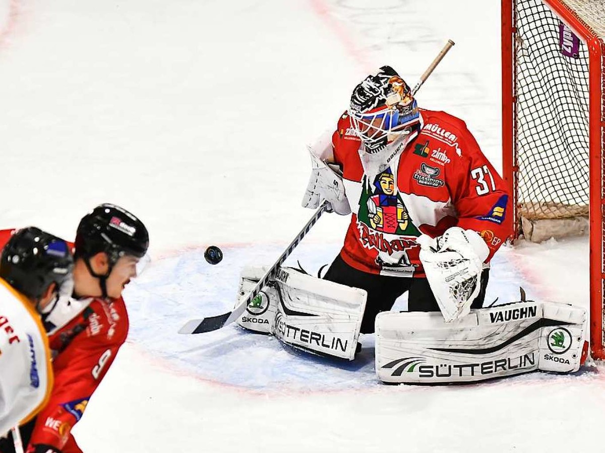 Heimsieg fr die Wlfe: Der EHC Freiburg gewinnt in der Echte-Helden-Arena gegen die Oberschwaben aus Ravensburg mit 3:2. Am Ende entscheidet das Penaltyschieen.