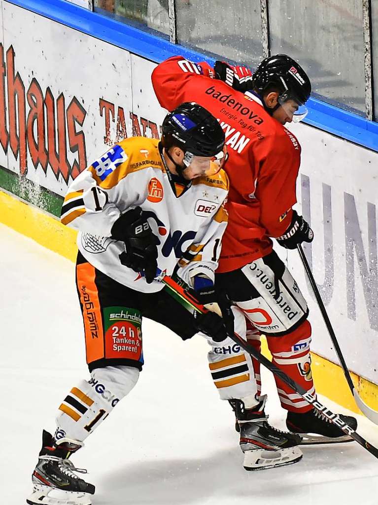 Heimsieg fr die Wlfe: Der EHC Freiburg gewinnt in der Echte-Helden-Arena gegen die Oberschwaben aus Ravensburg mit 3:2. Am Ende entscheidet das Penaltyschieen.