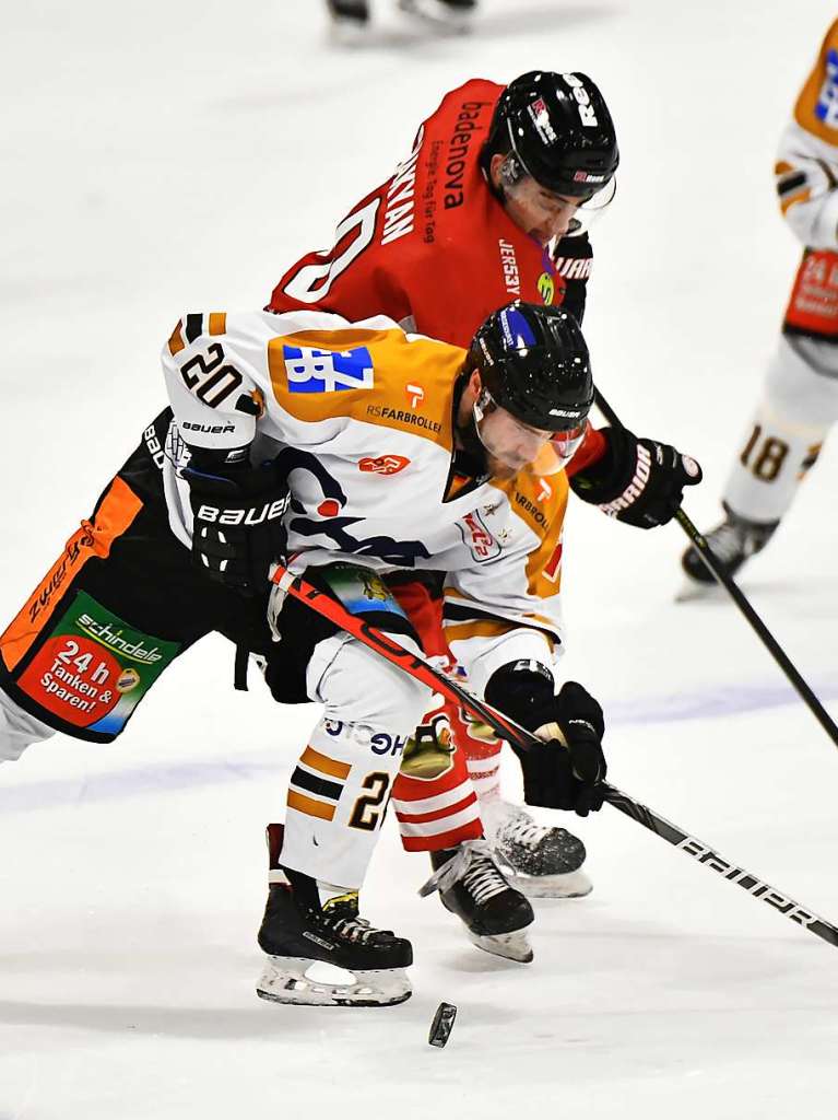 Heimsieg fr die Wlfe: Der EHC Freiburg gewinnt in der Echte-Helden-Arena gegen die Oberschwaben aus Ravensburg mit 3:2. Am Ende entscheidet das Penaltyschieen.