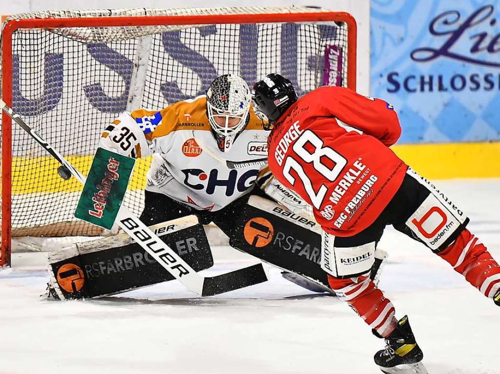 Heimsieg fr die Wlfe: Der EHC Freiburg gewinnt in der Echte-Helden-Arena gegen die Oberschwaben aus Ravensburg mit 3:2. Am Ende entscheidet das Penaltyschieen.