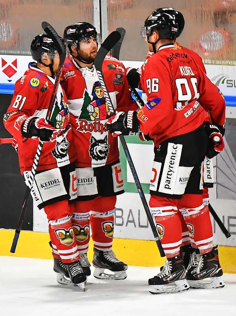 Heimsieg fr die Wlfe: Der EHC Freiburg gewinnt in der Echte-Helden-Arena gegen die Oberschwaben aus Ravensburg mit 3:2. Am Ende entscheidet das Penaltyschieen.