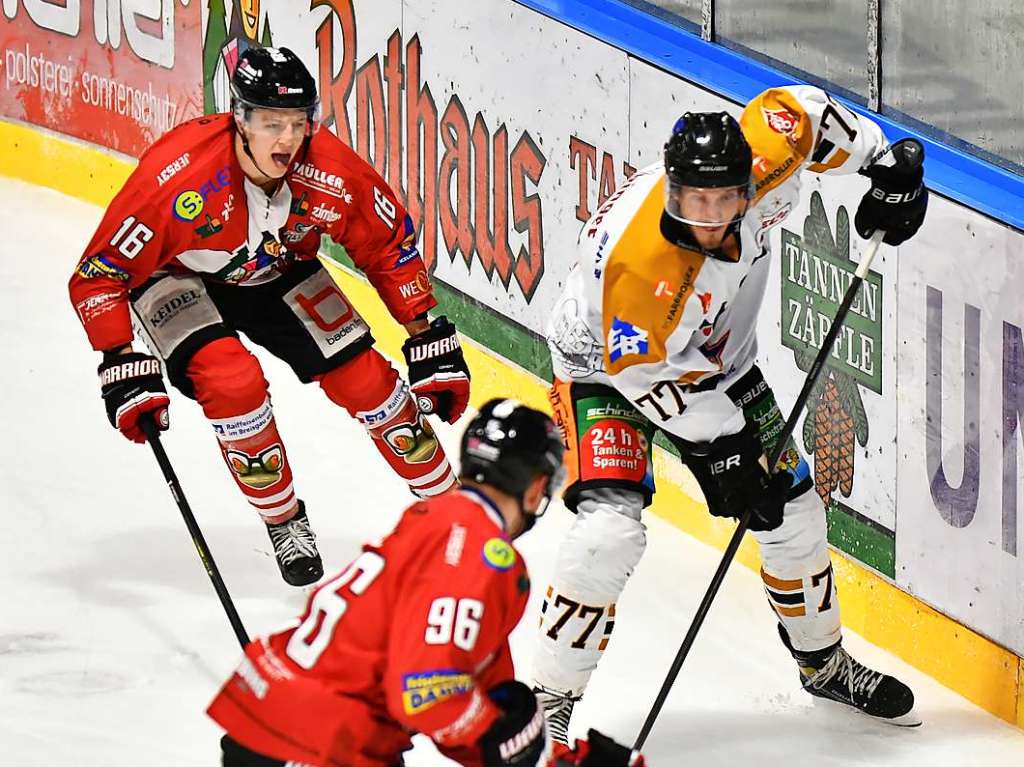 Heimsieg fr die Wlfe: Der EHC Freiburg gewinnt in der Echte-Helden-Arena gegen die Oberschwaben aus Ravensburg mit 3:2. Am Ende entscheidet das Penaltyschieen.