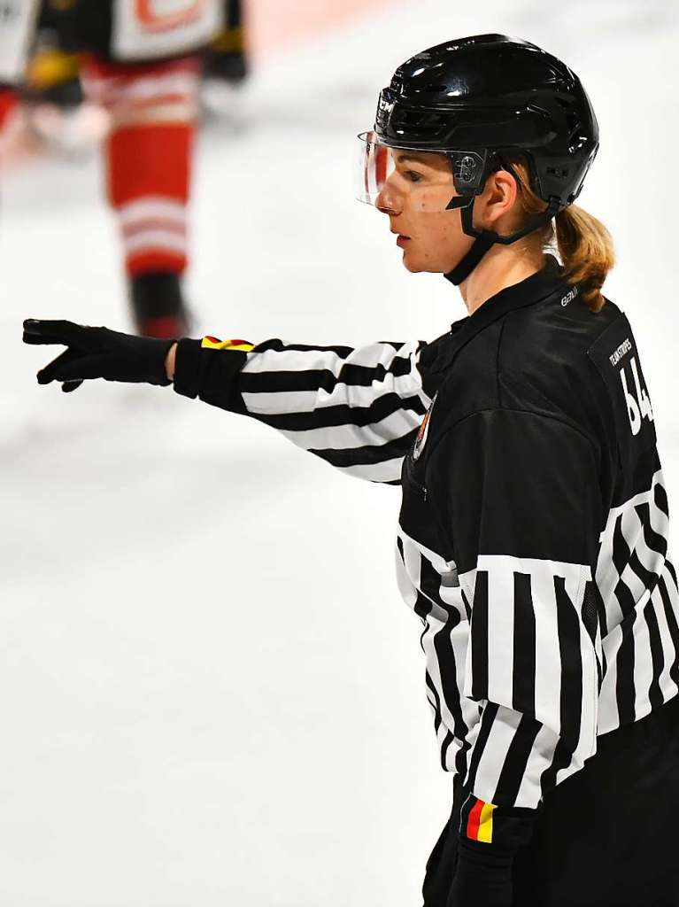 Heimsieg fr die Wlfe: Der EHC Freiburg gewinnt in der Echte-Helden-Arena gegen die Oberschwaben aus Ravensburg mit 3:2. Am Ende entscheidet das Penaltyschieen.