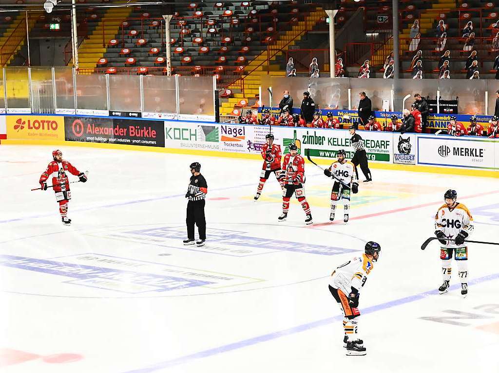 Heimsieg fr die Wlfe: Der EHC Freiburg gewinnt in der Echte-Helden-Arena gegen die Oberschwaben aus Ravensburg mit 3:2. Am Ende entscheidet das Penaltyschieen.