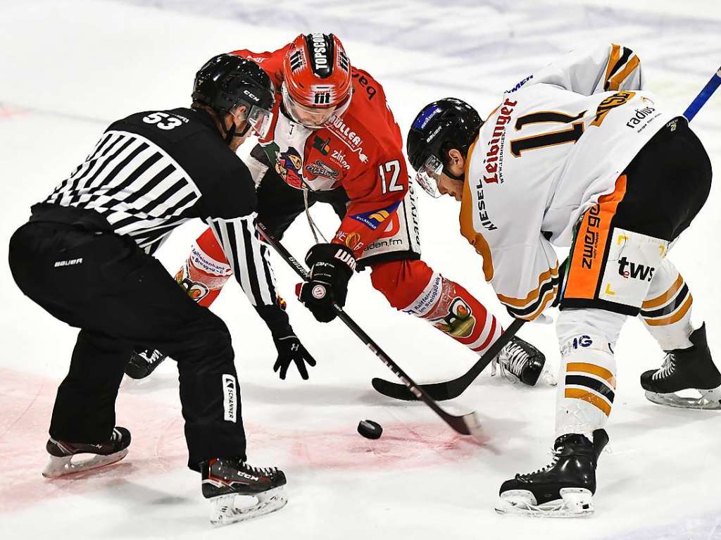 Heimsieg fr die Wlfe: Der EHC Freiburg gewinnt in der Echte-Helden-Arena gegen die Oberschwaben aus Ravensburg mit 3:2. Am Ende entscheidet das Penaltyschieen.