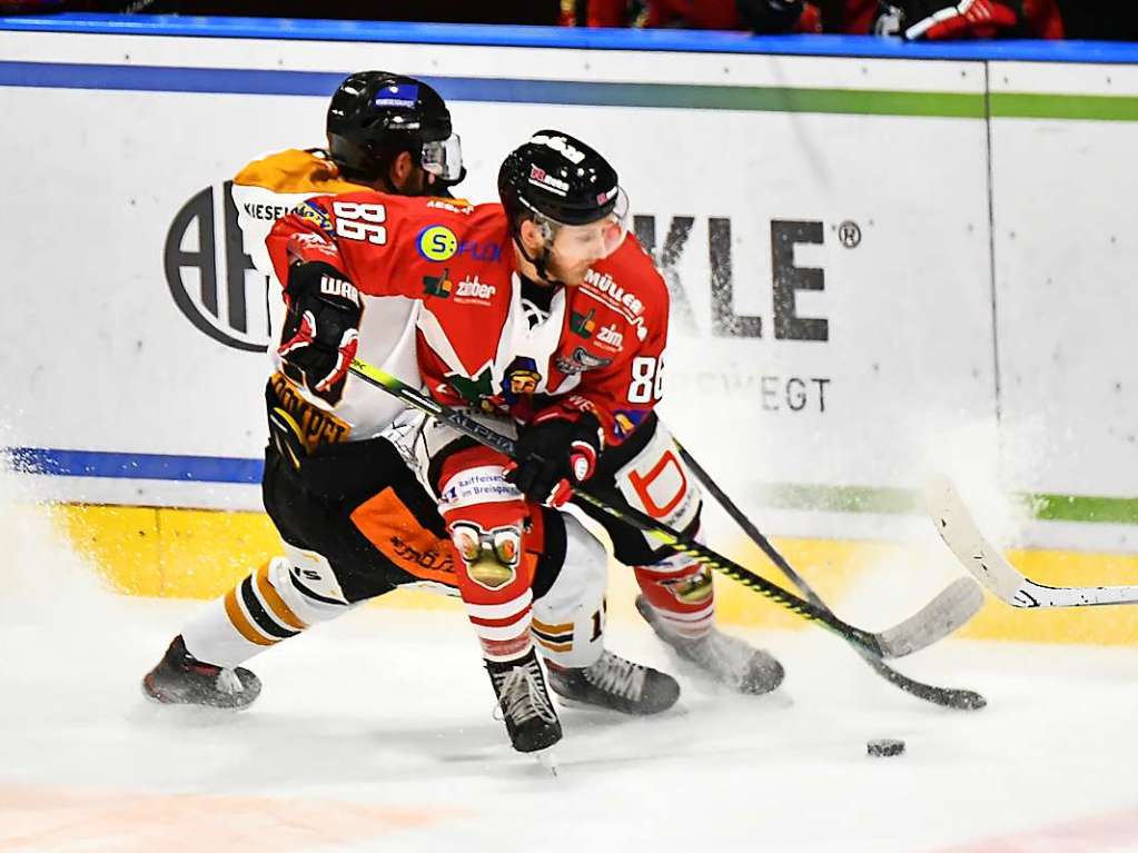 Heimsieg fr die Wlfe: Der EHC Freiburg gewinnt in der Echte-Helden-Arena gegen die Oberschwaben aus Ravensburg mit 3:2. Am Ende entscheidet das Penaltyschieen.