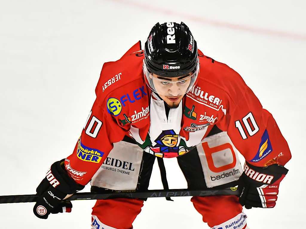 Heimsieg fr die Wlfe: Der EHC Freiburg gewinnt in der Echte-Helden-Arena gegen die Oberschwaben aus Ravensburg mit 3:2. Am Ende entscheidet das Penaltyschieen.