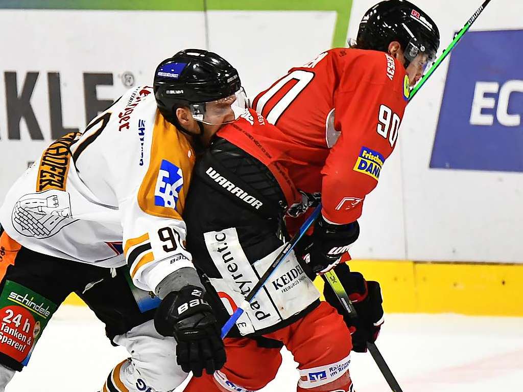 Heimsieg fr die Wlfe: Der EHC Freiburg gewinnt in der Echte-Helden-Arena gegen die Oberschwaben aus Ravensburg mit 3:2. Am Ende entscheidet das Penaltyschieen.