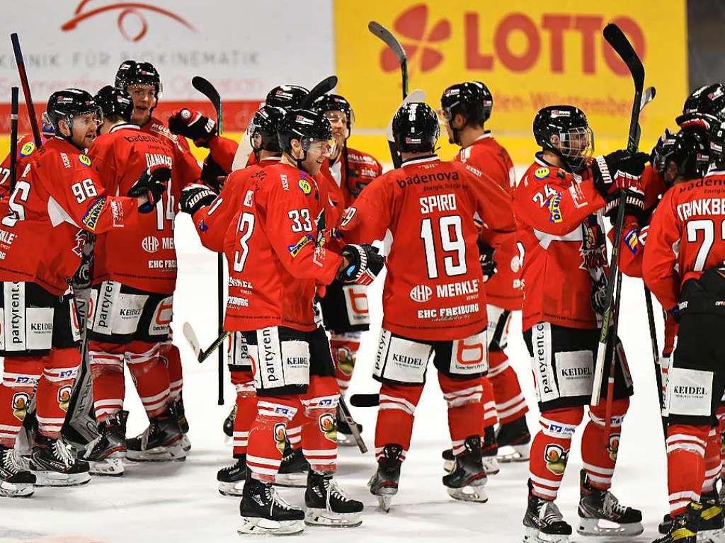 Heimsieg fr die Wlfe: Der EHC Freiburg gewinnt in der Echte-Helden-Arena gegen die Oberschwaben aus Ravensburg mit 3:2. Am Ende entscheidet das Penaltyschieen.