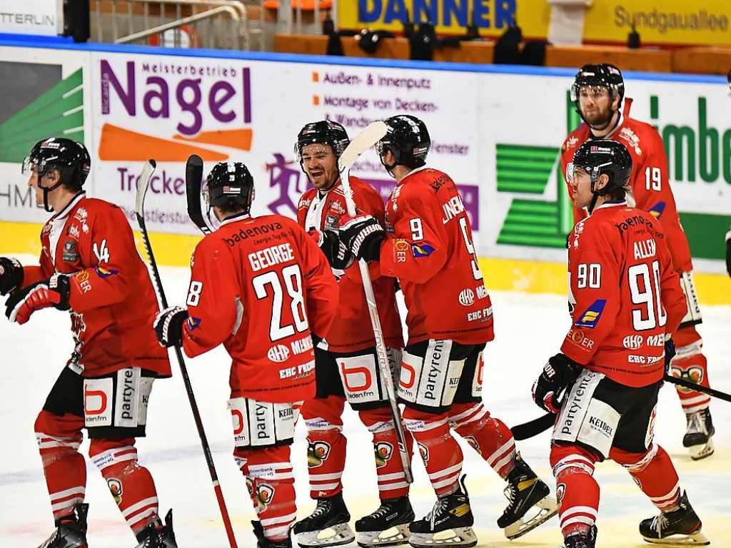 Heimsieg fr die Wlfe: Der EHC Freiburg gewinnt in der Echte-Helden-Arena gegen die Oberschwaben aus Ravensburg mit 3:2. Am Ende entscheidet das Penaltyschieen.