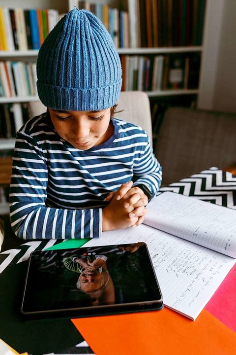 Tablet mit  Lehrer: Zum zweiten Mal is... Unterricht nach Hause verlegt worden.  | Foto: Valentina Barreto via www.imago-images.de