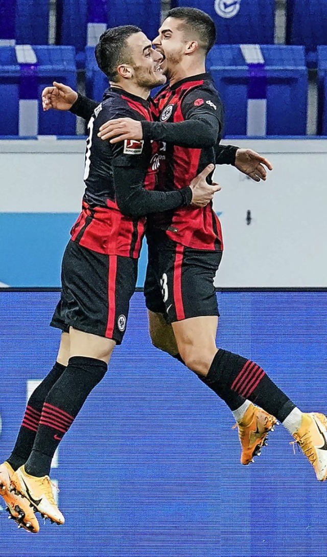 Freudensprung: Die Frankfurter Filip Kostic (l.) und Andre Silva  | Foto: Uwe Anspach (dpa)